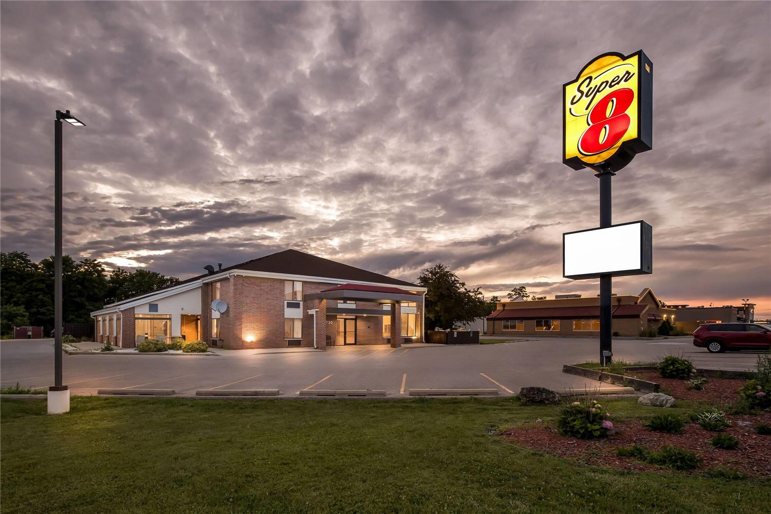 Super 8 by Wyndham Watertown WI 49/49
