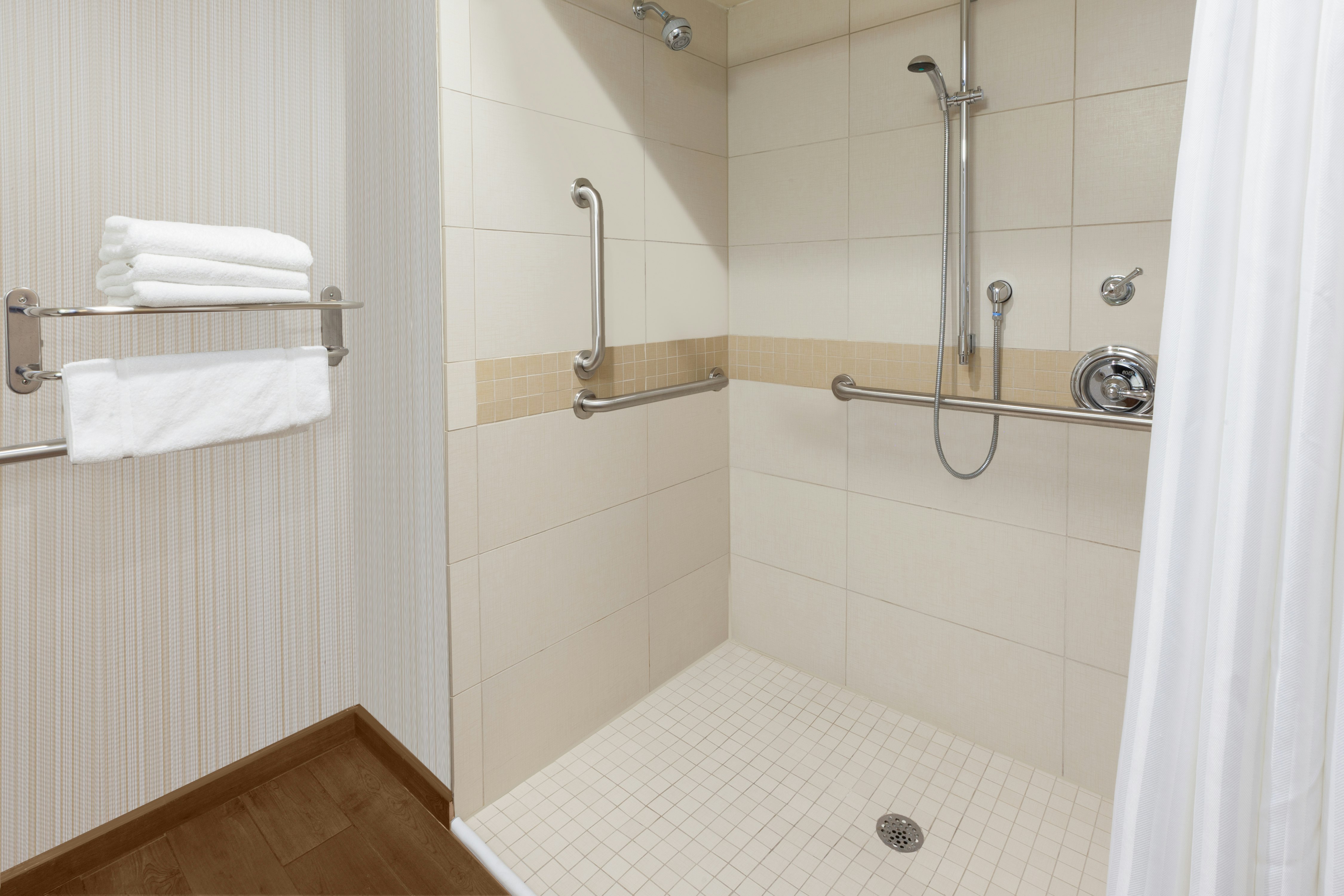 ROOM, QUEEN BED, ACCESSIBLE