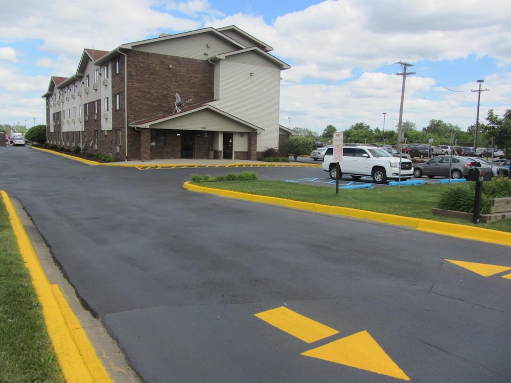 American Inn & Suites Metro Airport 22/27