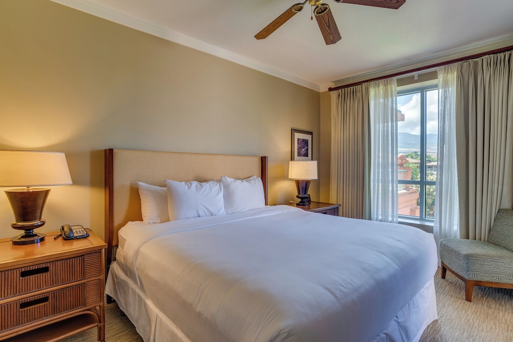 1 Bedroom, King Bed, Resort View, 2 Sofa, Den، OUTRIGGER Honua Kai Resort & Spa 3/9