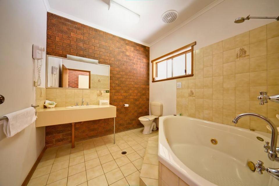 Paradise Lakes Motel 23/24