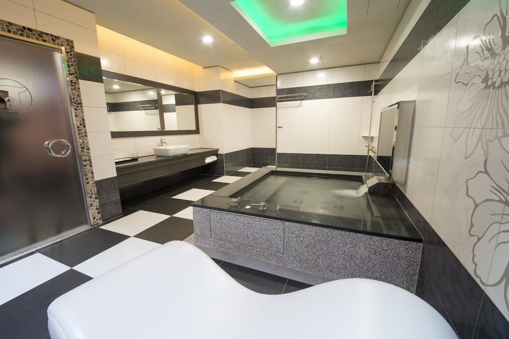 Ting-Shuai Motel 27/68