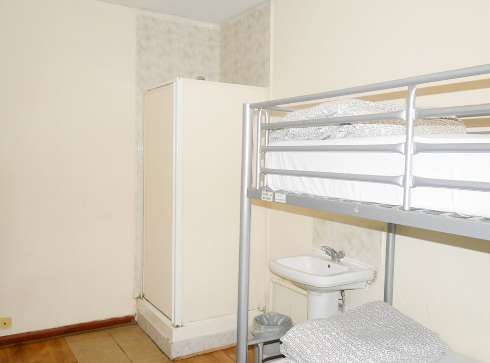 Kensal Green Backpackers 1 53/56