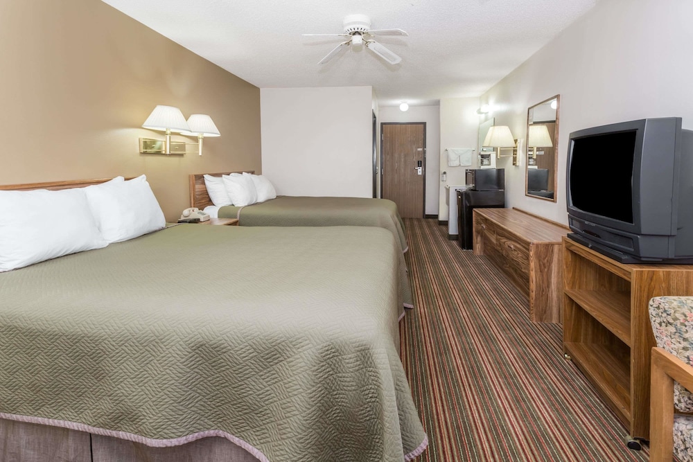 Travelodge By Wyndham Longmont 10/35