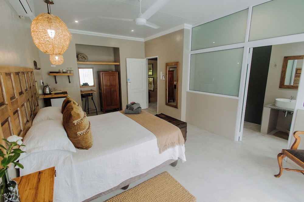 Standard, Queen Bed, Pool Access