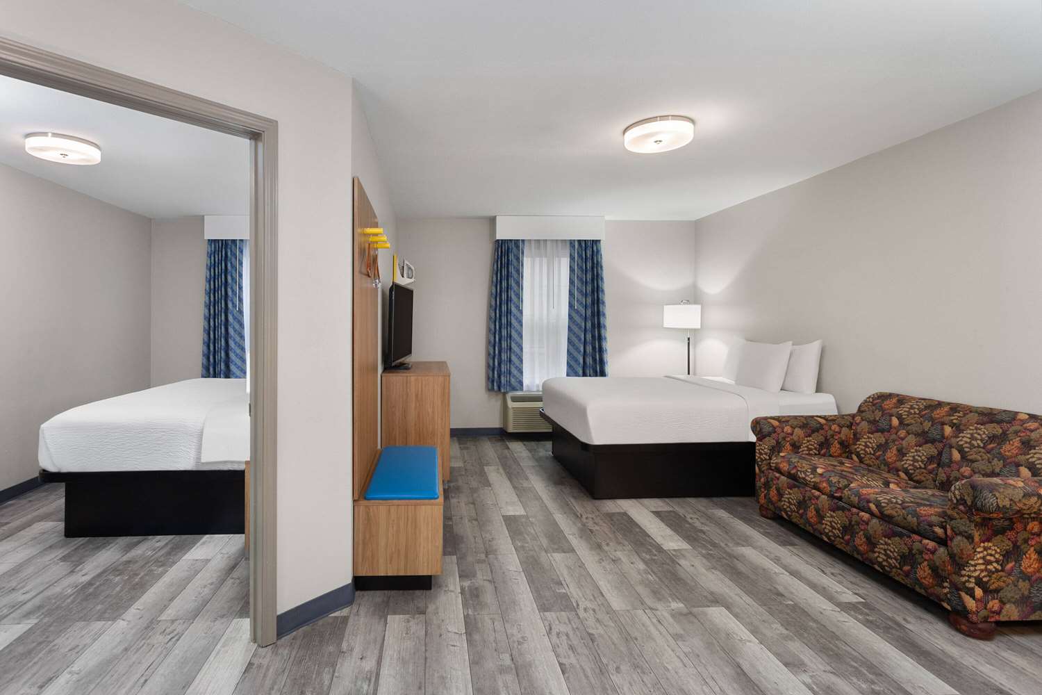 Days Inn & Suites by Wyndham Sellersburg 19/32