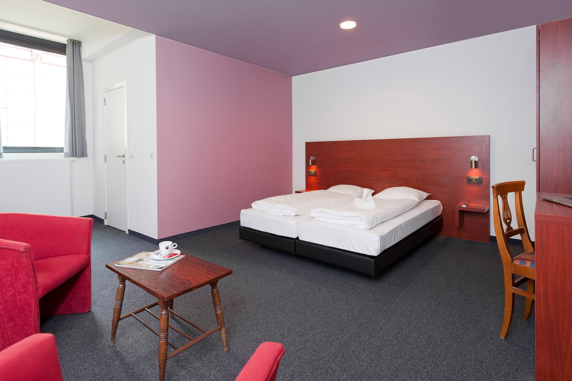 ROOM, TWIN BEDS
