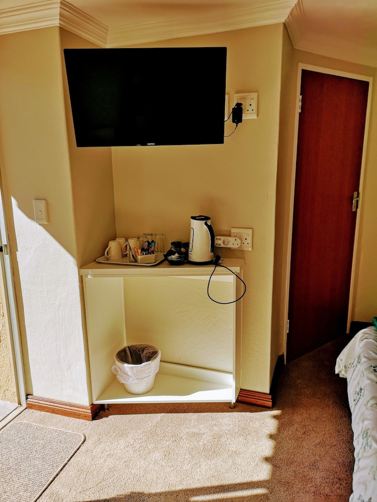 Rest A While Guest House 35/37