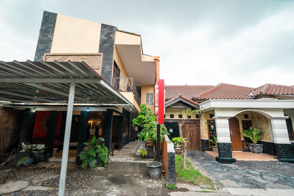 OYO 2285 Art Guest House Syariah 3/45