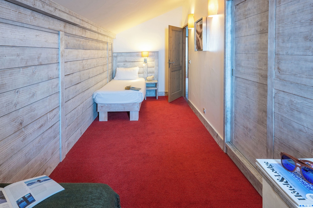 Aiguille Percee Hotel Restaurant 72/74