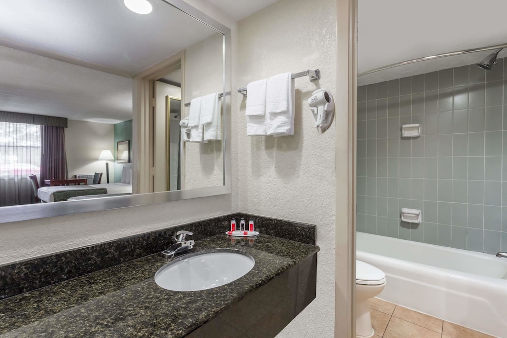 Baymont By Wyndham Sarasota 10/40