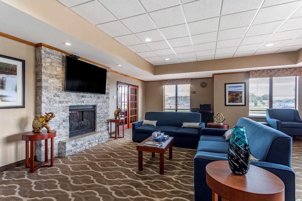 Comfort Inn and Suites Carbondale University Area 24/34