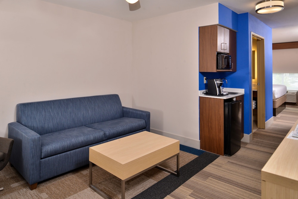 Holiday Inn Express Suites Cincinnati Mason 29/49