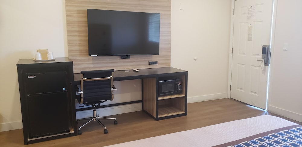 Regency Inn Suites Downey 31/40