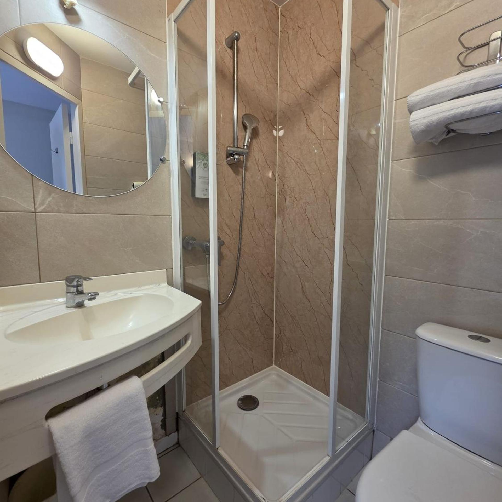 Room, Twin Beds, KYRIAD CHANTILLY 7/10