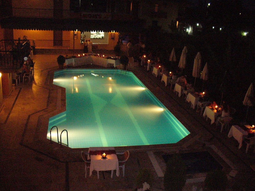 MOMS HOTEL 39/44