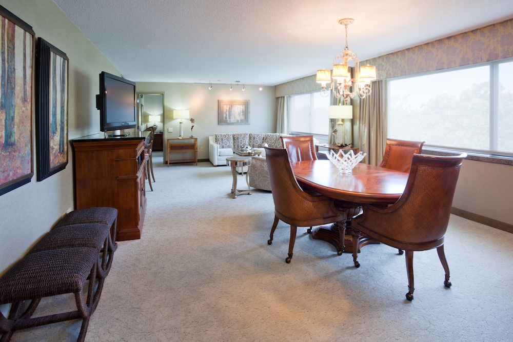 Crowne Plaza Minneapolis West 43/60