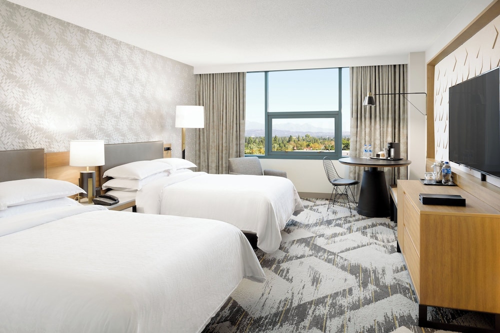 غرفة بسريرين مزدوجين