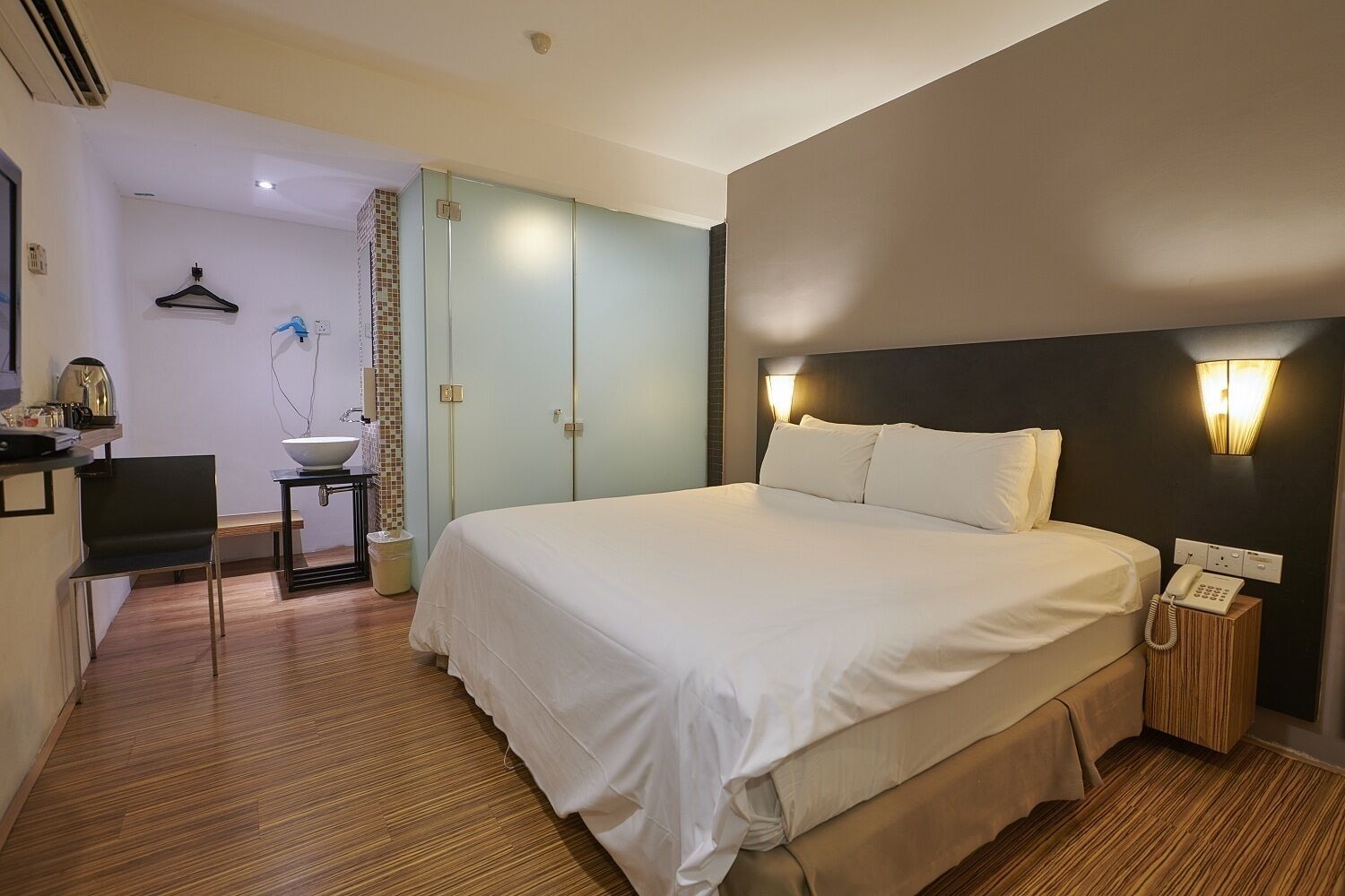 Standard, King Bed, No Window