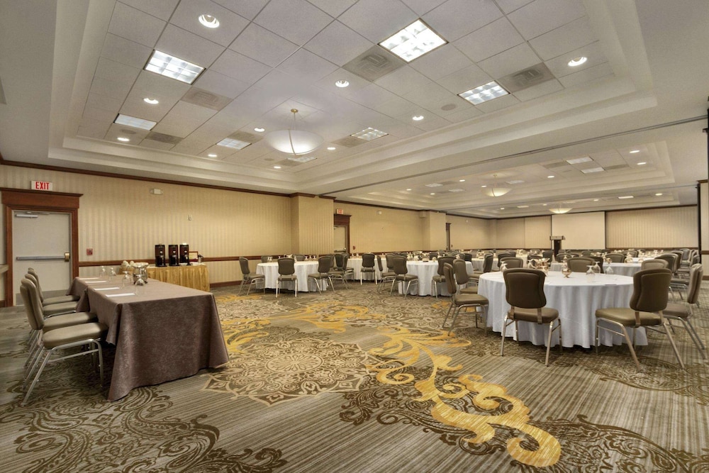 Embassy Suites by Hilton Dulles North Loudoun 55/58