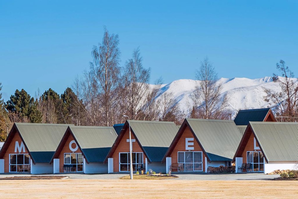 Mountain Chalets Motel 47/53