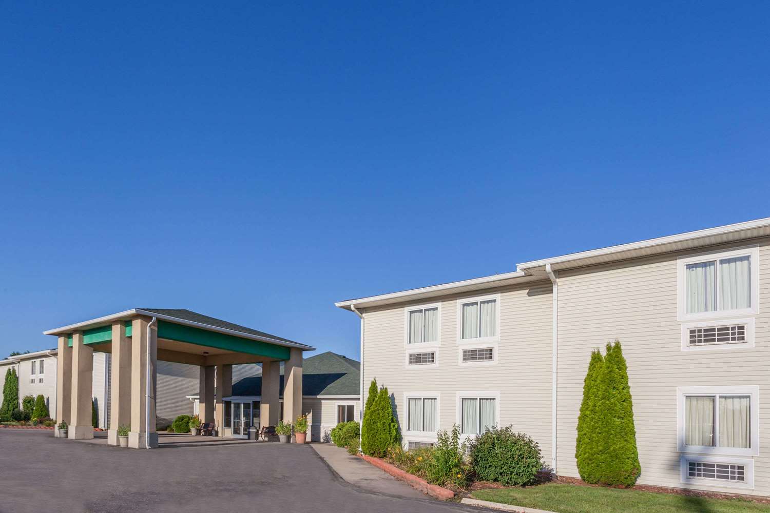American Inn and Suites Dundee (ex Days Inn and Suites) 2/31