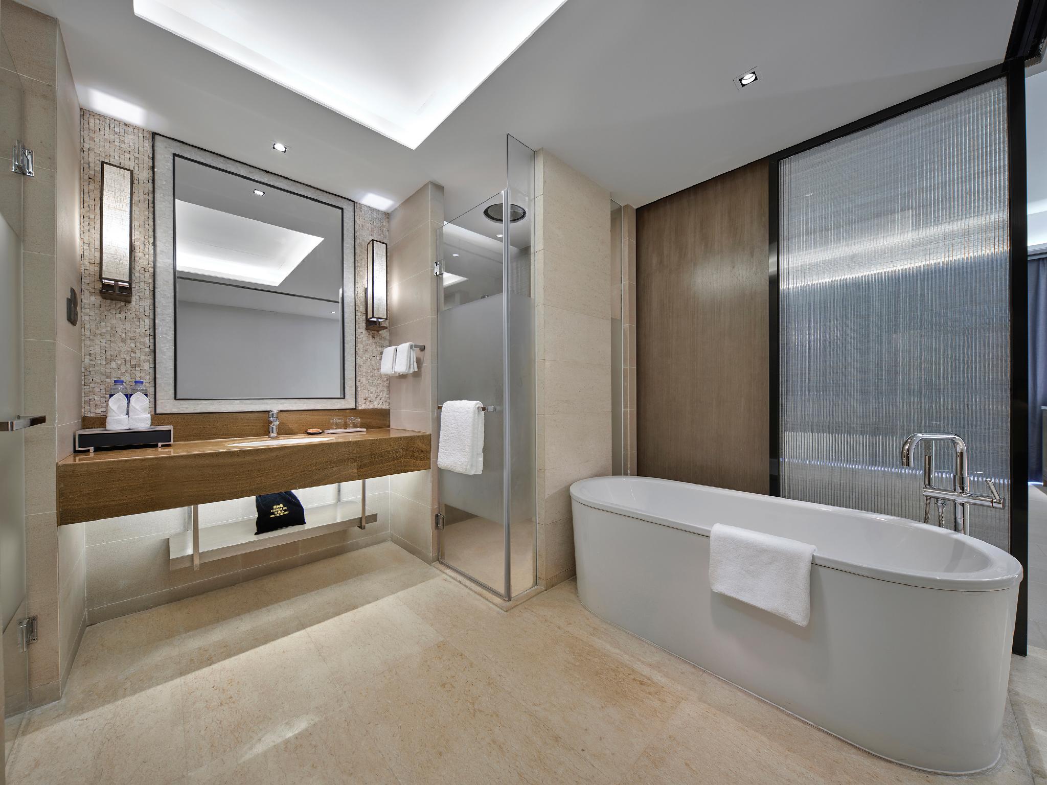 غرفة بريميير بسريرين منفصلين بإطلالة على البحر بشرفة، Wanda Realm Resort Sanya Haitang Bay (Ex Doubletree Resort By Hilton) 2/2