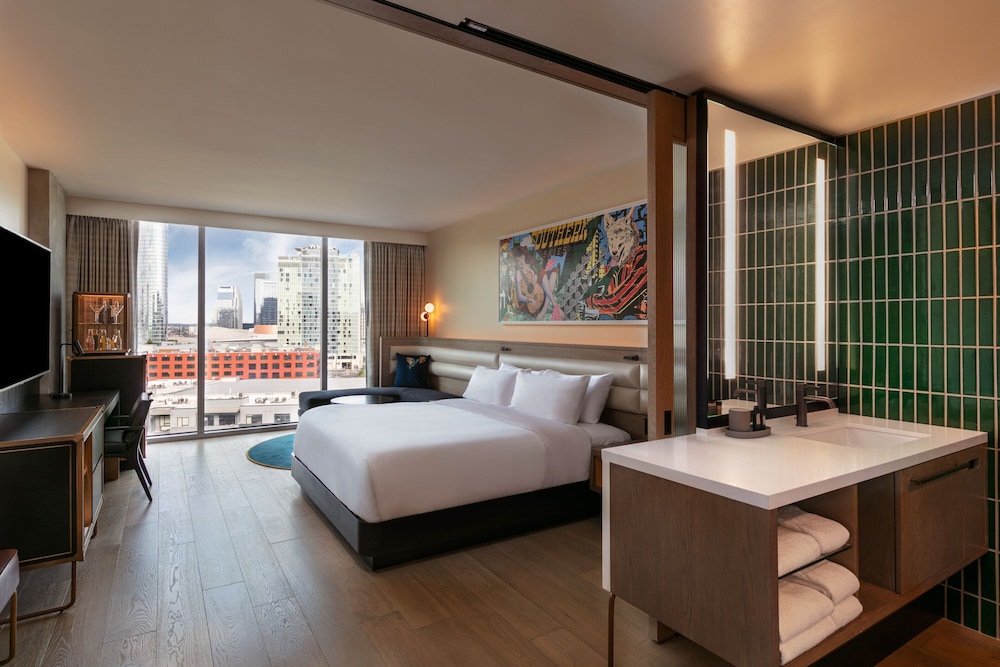 SUPERIOR, KING BED, CITY VIEW, ACCESSIBLE