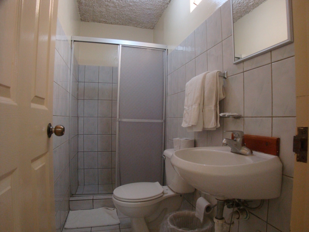 La Guaria Inn And Suites Hotel 63/65