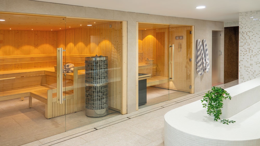 St Moritz Hotel 21/50