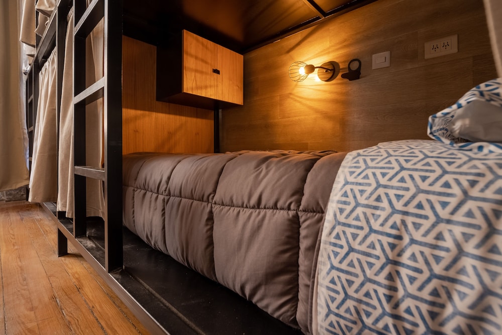 Female Dorm, Female Only, 6 People, 3 Bunk Beds, Shared Bathroom