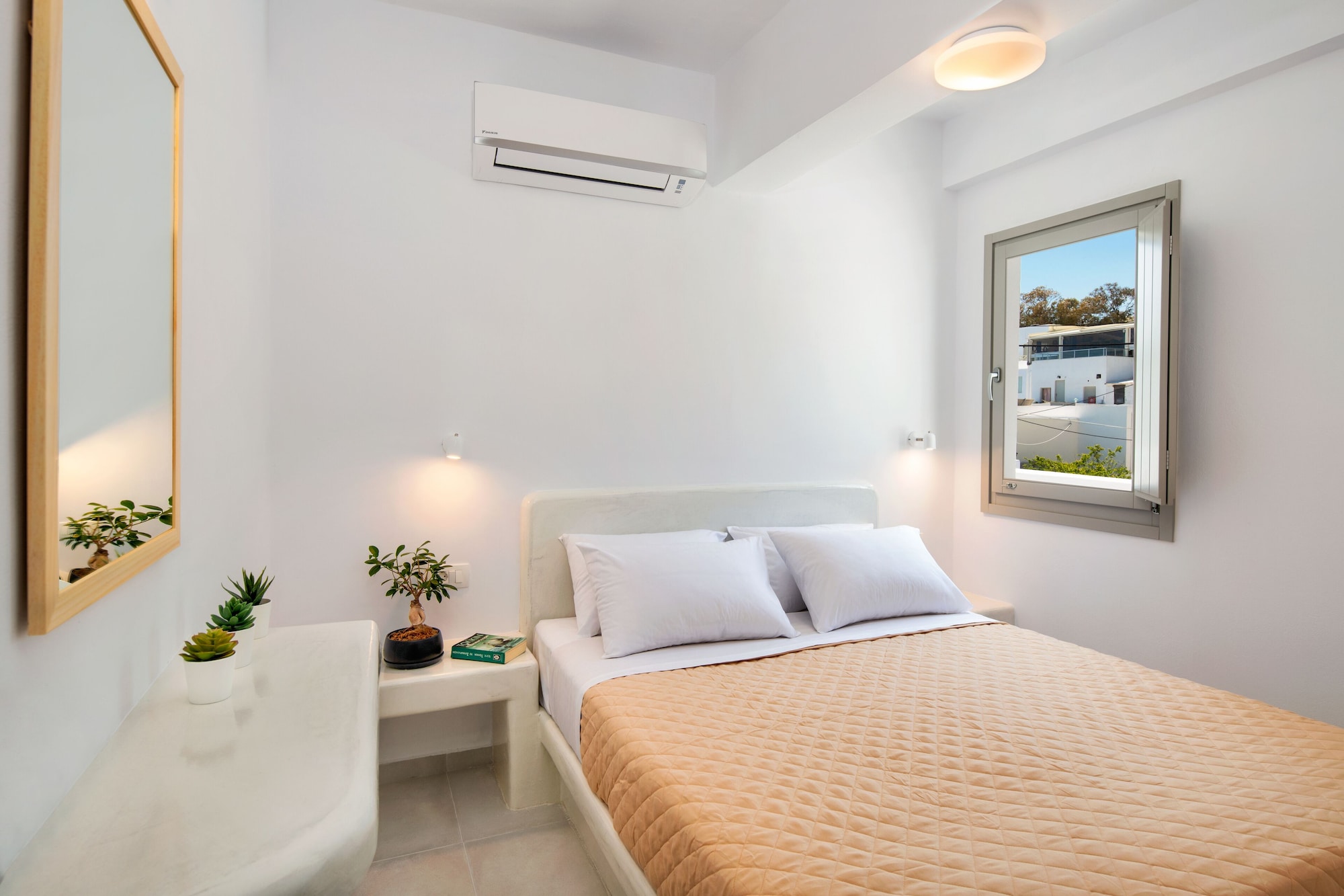 ROOM, DOUBLE BED