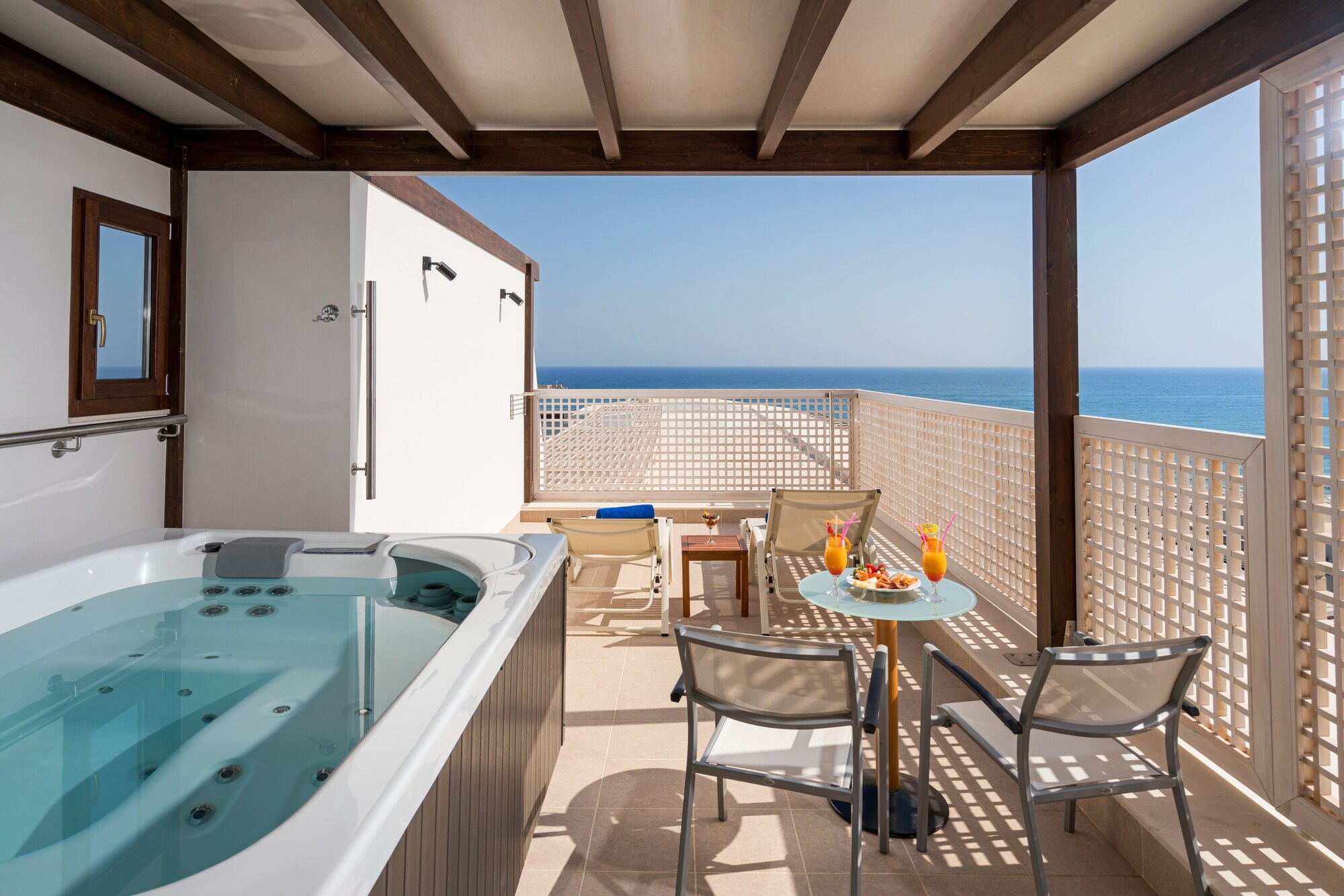 Suite Deluxe Sea View and Jacuzzi، KRITI BEACH 9/9