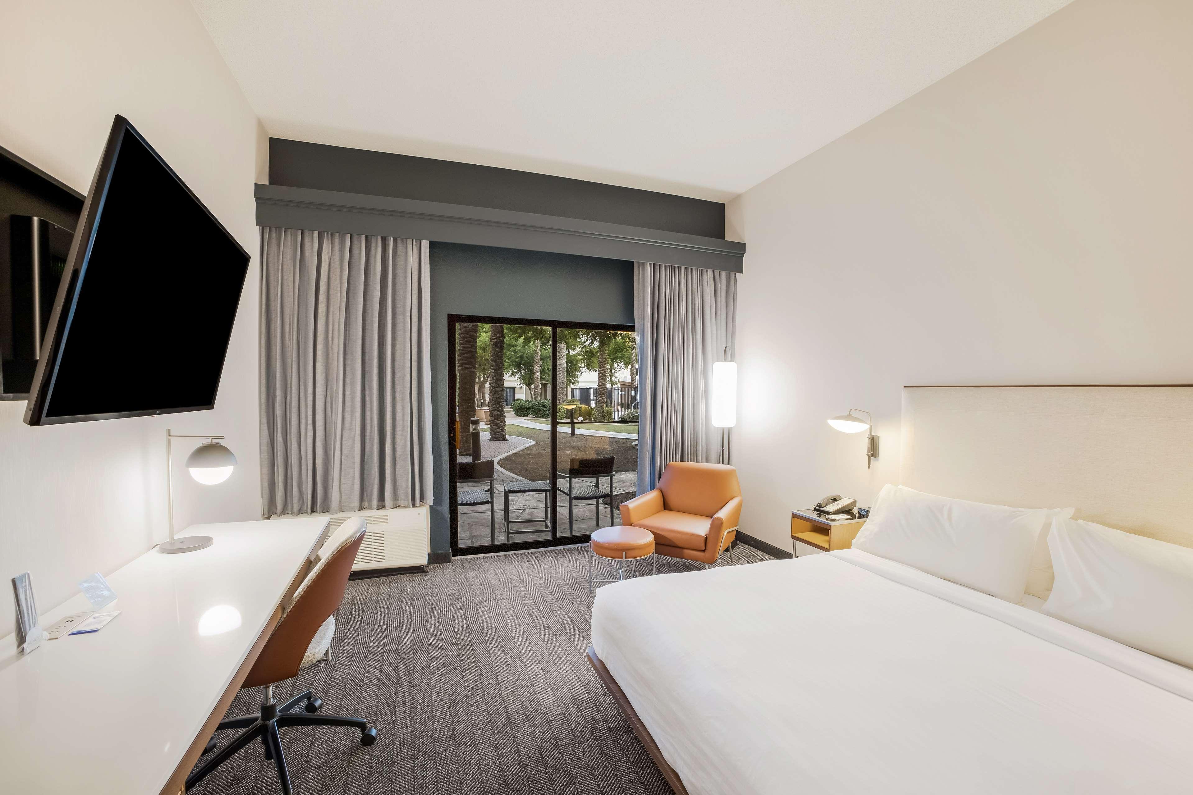 DELUXE, KING BED, POOL OR COURTYARD VIEW