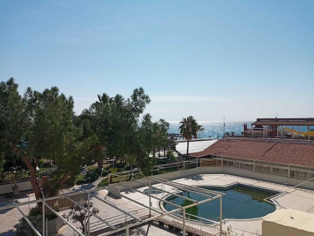 Aquabella Beach Hotel 16/20