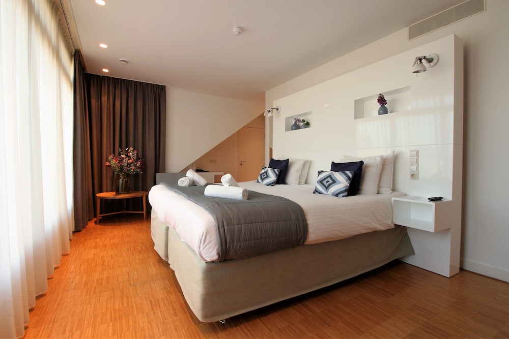 THE BANK HOTEL 13/39
