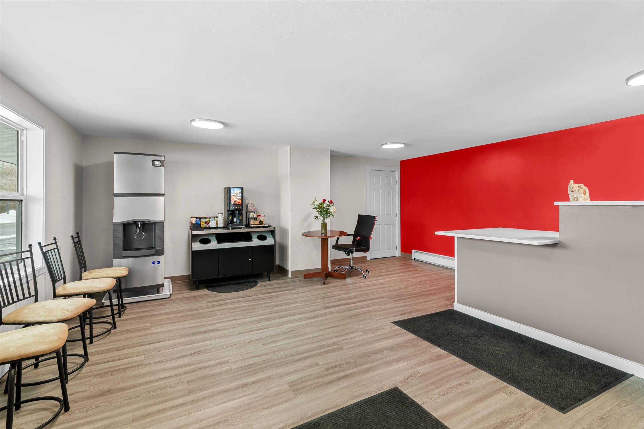 Econo Lodge Westminster, MA 24/36