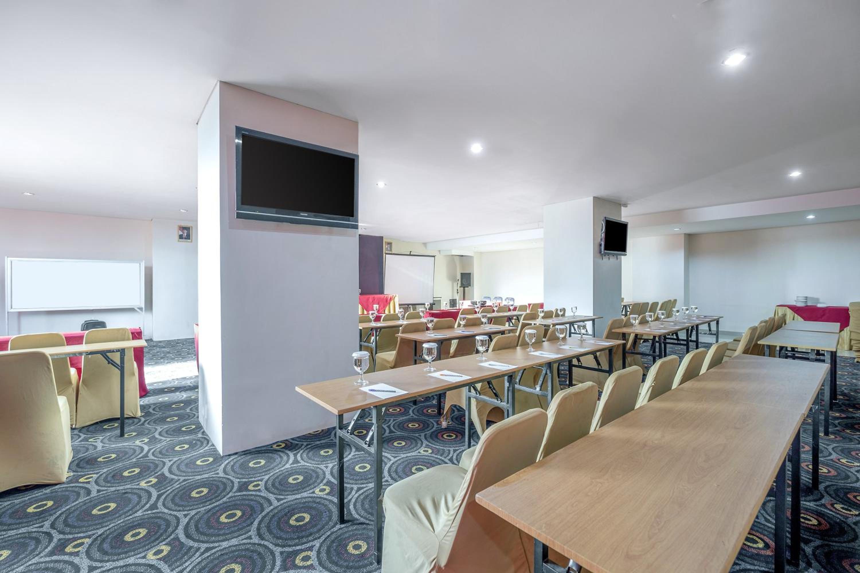 Townhouse Oak near Losari Beach formerly Lynt Hotel Makassar 28/32