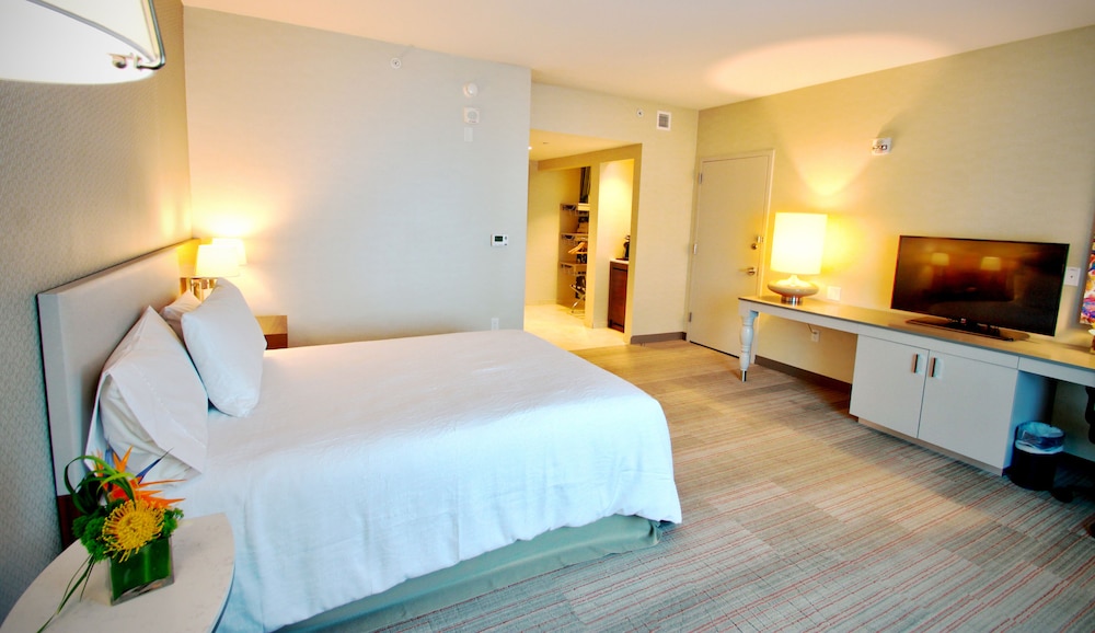 ROOM, QUEEN BED, ACCESSIBLE
