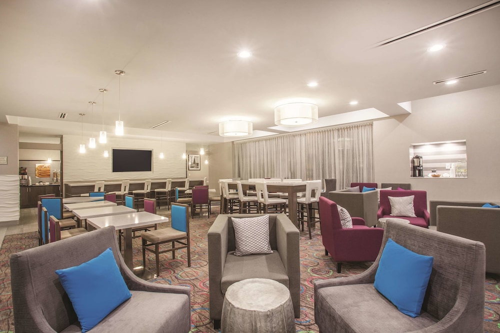 La Quinta Inn & Suites by Wyndham Forsyth 36/45