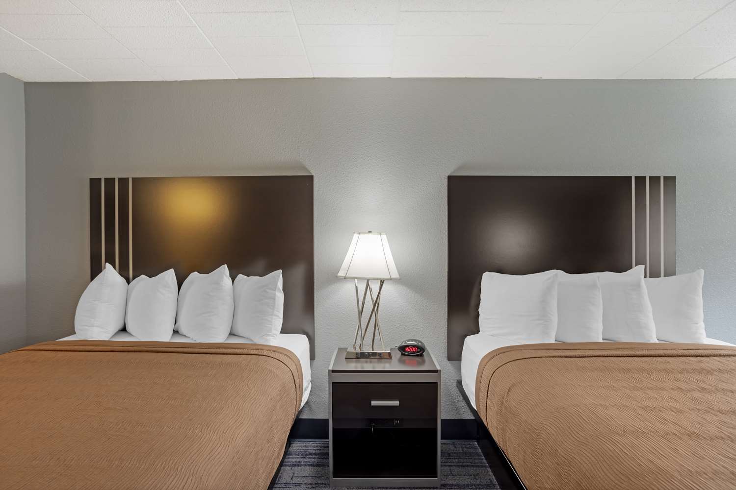 Room, 2 Queen Beds, Best Western Plus Reading Inn & Suites 3/3