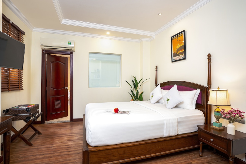 DELUXE, DOUBLE BED, NO WINDOW