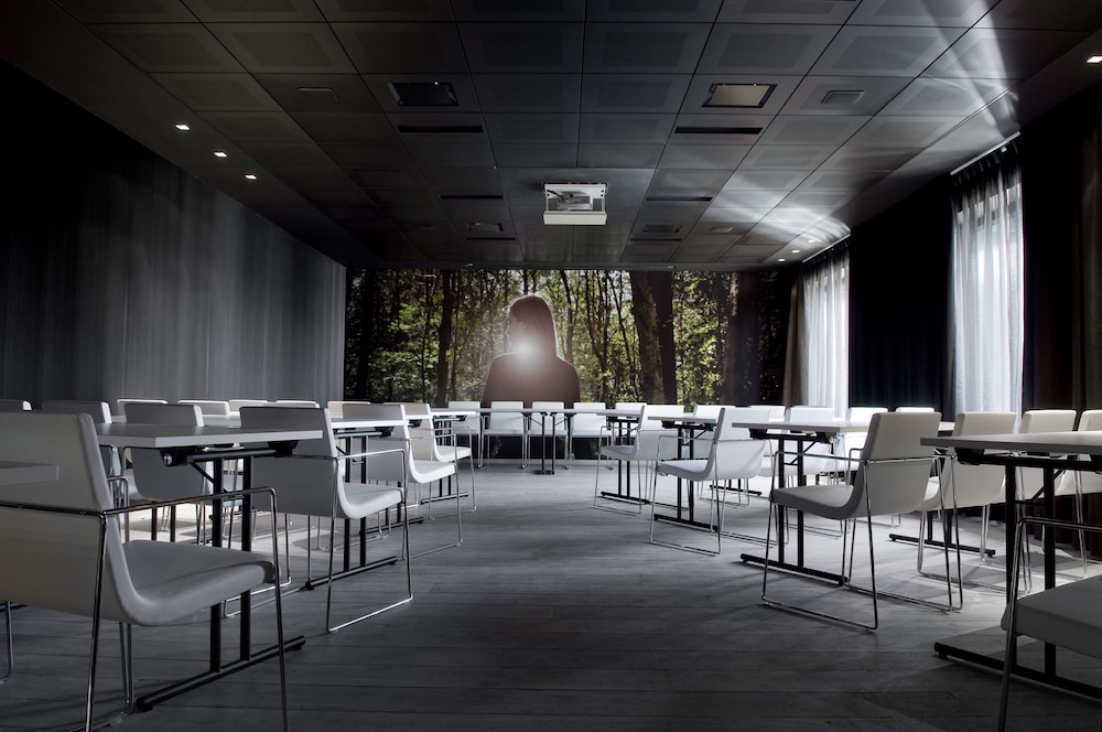 Carbon Hotel 51/61