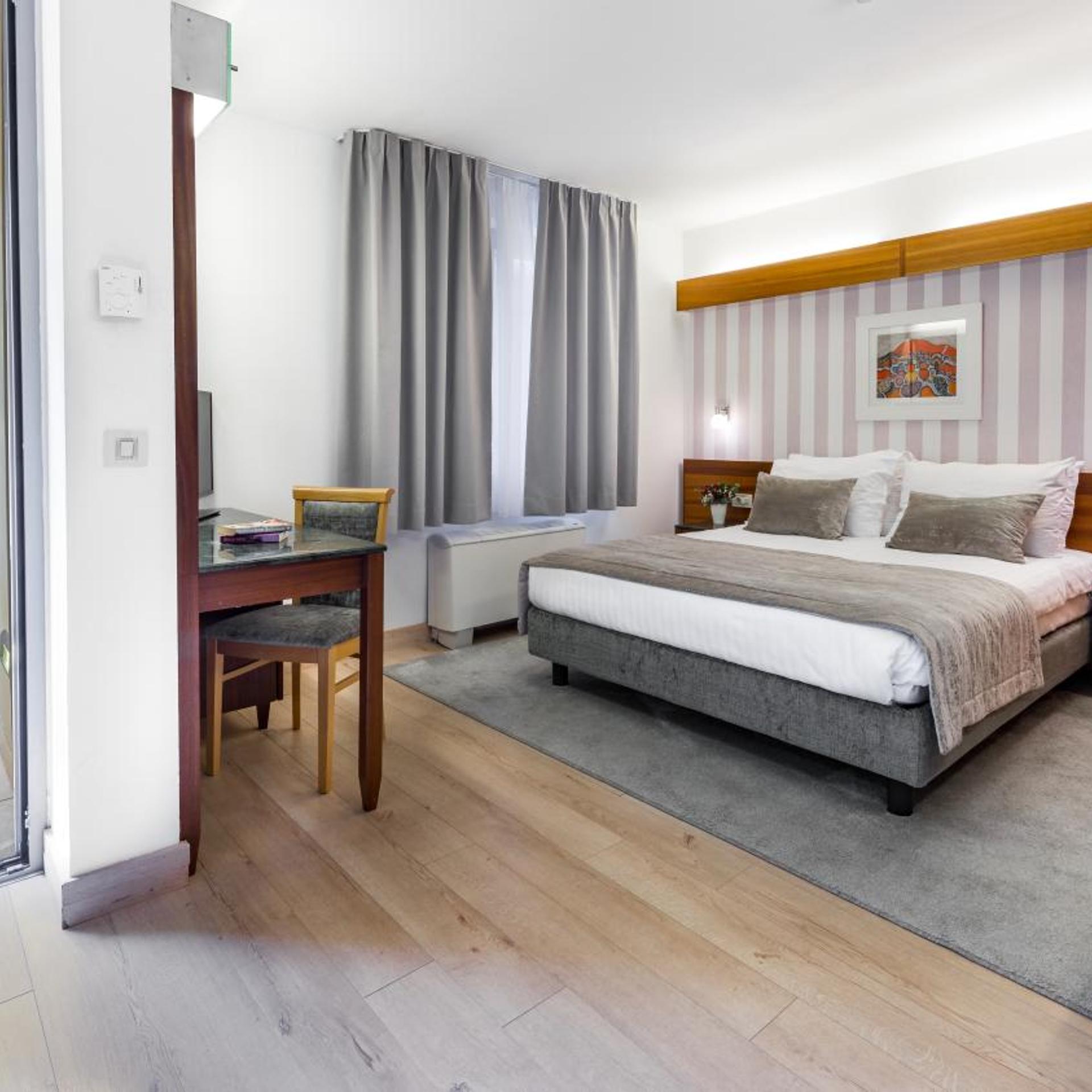 ROOM, DOUBLE BED, PARK VIEW, BALCONY