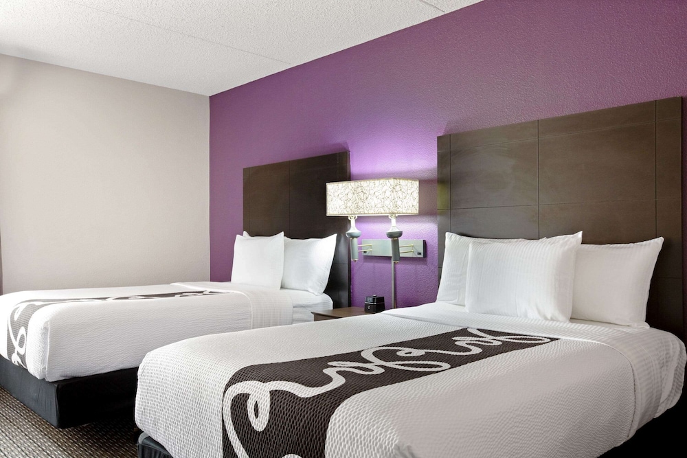 La Quinta Inn & Suites by Wyndham Miami Airport East 23/52