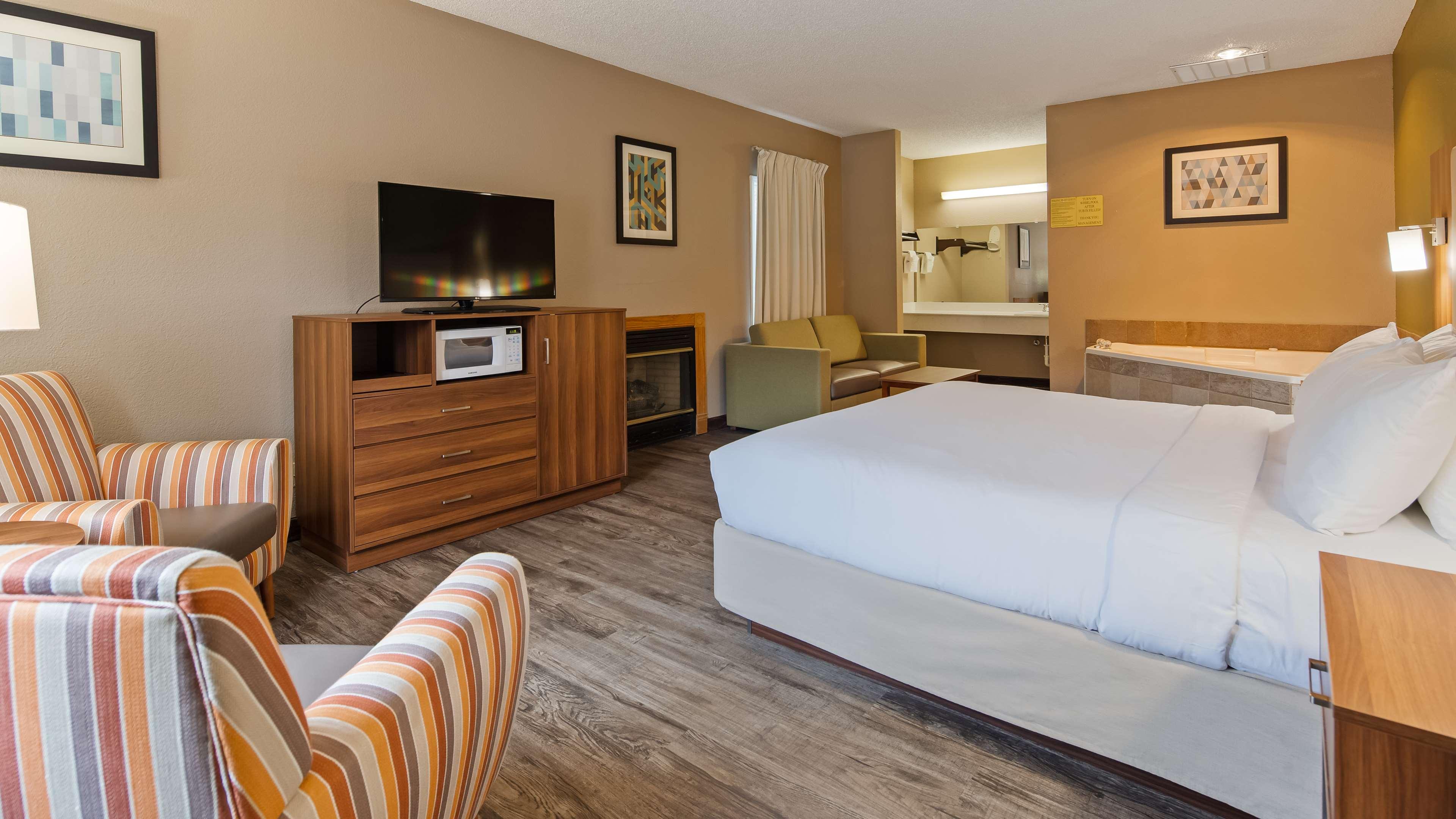 Suite, King Bed, Jetted Tub, Balcony
