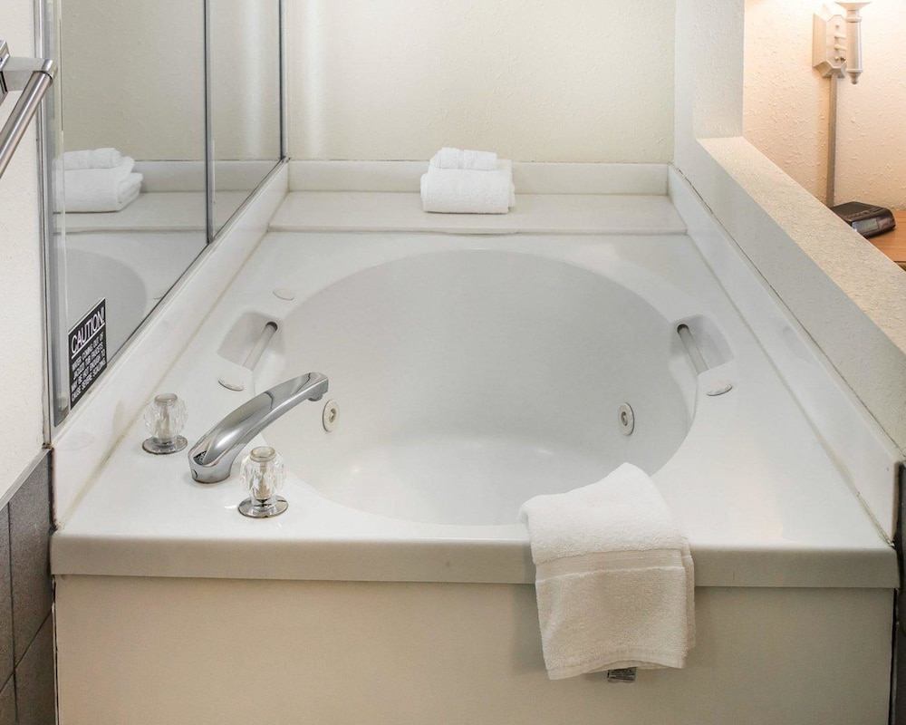 Quality Inn & Suites Monroe 14/48