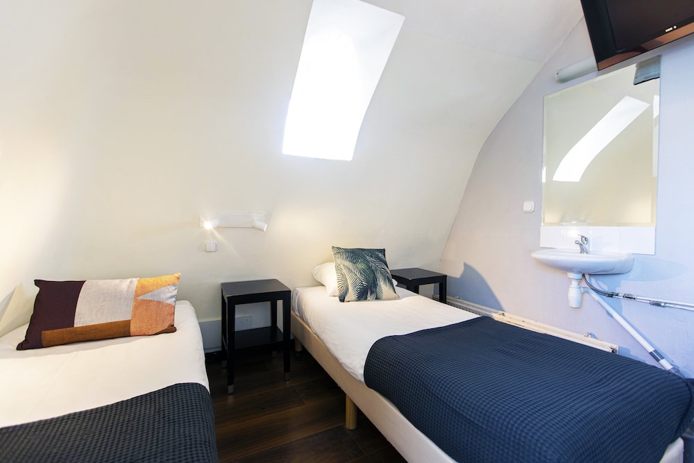 BASIC, TWIN BEDS, SHARED BATHROOM