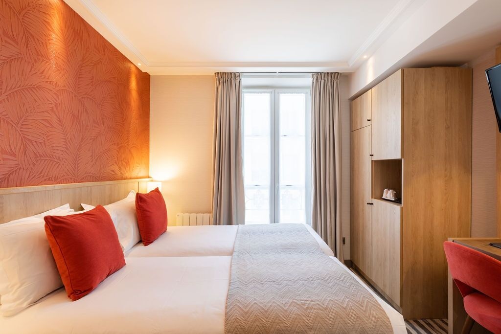 ROOM, TWIN BEDS