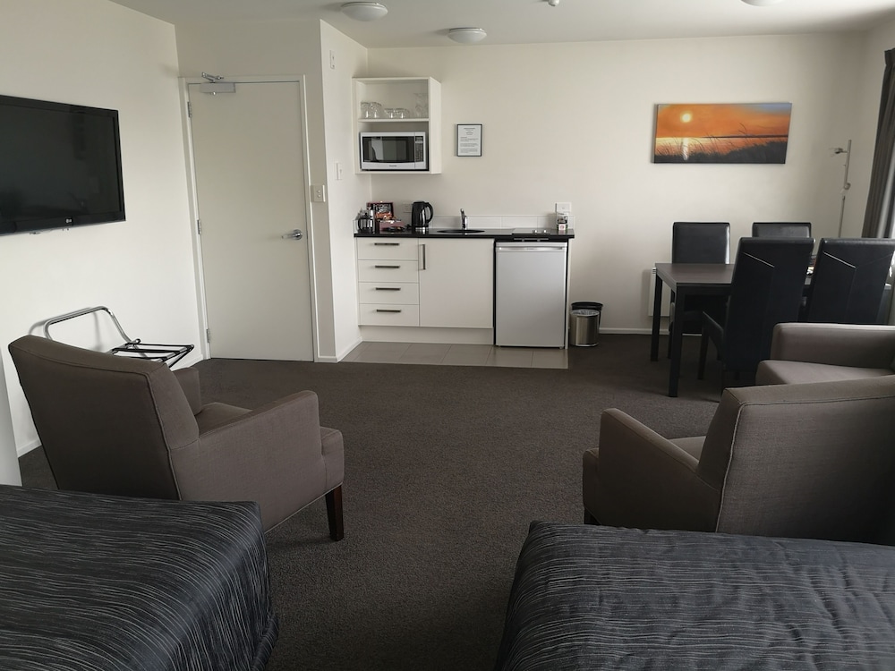 Airport Palms Motel 44/69